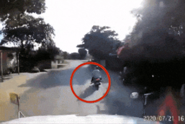 Tránh trẻ sang đường, người đi xe máy ngã nhào trước mũi xe container