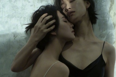 Khoảnh khắc tình tứ và gợi cảm của hai "chị đẹp" Lưu Thi và Nghê Ni