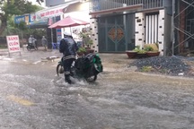 Đà Nẵng mưa và sấm liên hồi, nhiều tuyến đường bị ngập