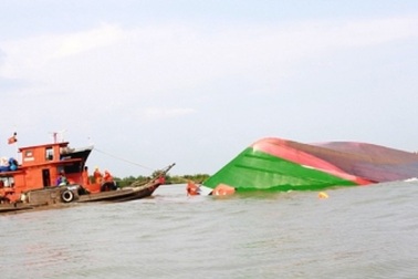 Đụng tàu trên sông Nhà Bè, 4 người suýt chết 