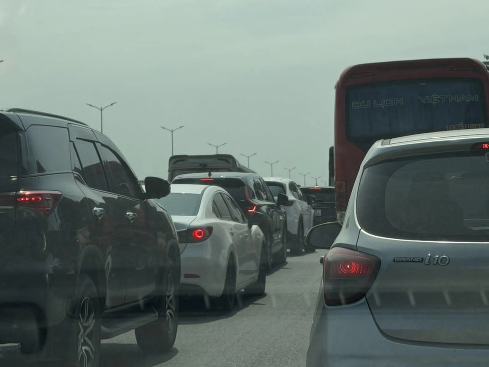 Mệt như du lịch lễ: Khắp nơi đông đúc, xếp hàng chờ ăn, vật vờ tìm chỗ nghỉ - 5