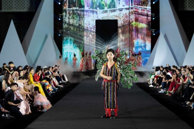 Phong thái trình diễn tự tin của Quán quân So You Think You Can Model 2022 Phong Thiên.