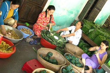 Nhộn nhịp phố bánh chưng Nhật Lệ