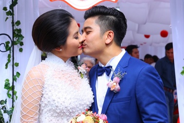 Vân Trang nồng nàn khóa môi ông xã trong lễ ăn hỏi