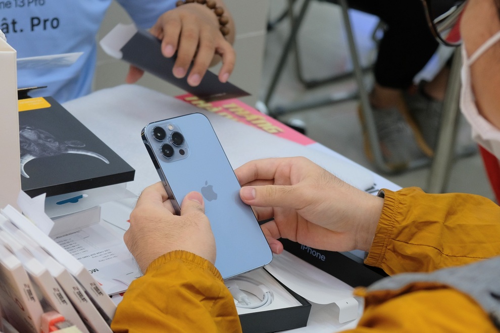 iPhone 13 về hàng nhỏ giọt, khách có thể phải đợi đến tháng 12 để nhận máy - 1 iPhone 13 về hàng nhỏ giọt, khách có thể phải đợi đến tháng 12 để nhận máy - 1