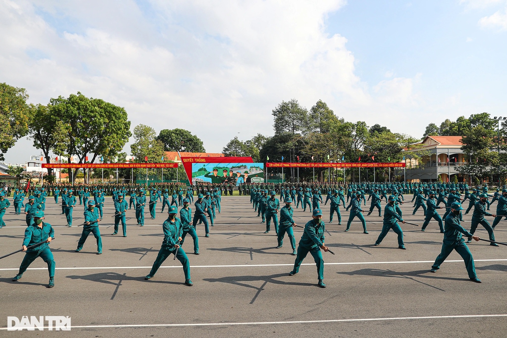 Lực lượng vũ trang TPHCM uy nghi, dũng mãnh ở Lễ ra quân huấn luyện 2022 - 10
