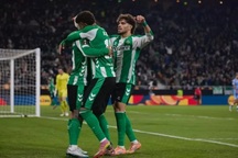 Antony rực sáng, Real Betis bám sát ngôi đầu Europa League