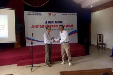 Thầy giáo nghèo quyên tiền mở lớp dạy bơi cho trẻ nhỏ