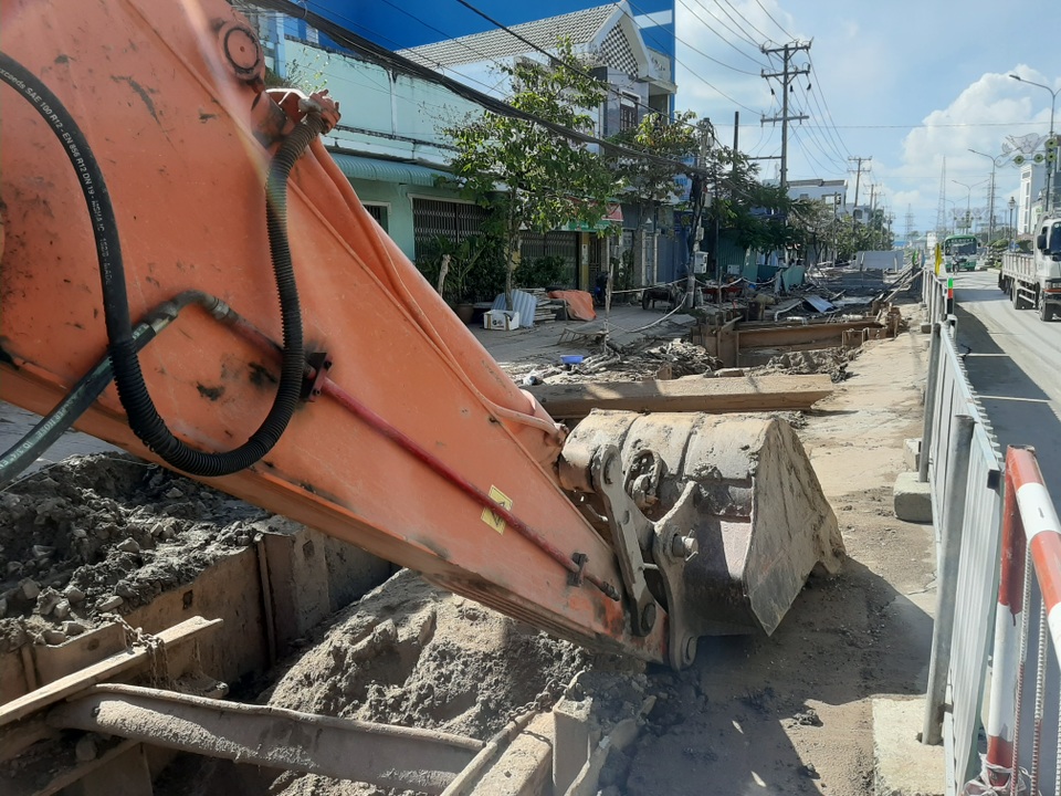Sóc Trăng: Dân khổ vì thi công đường ì ạch, gây ngập úng kéo dài - 1 Sóc Trăng: Dân khổ vì thi công đường ì ạch, gây ngập úng kéo dài - 1