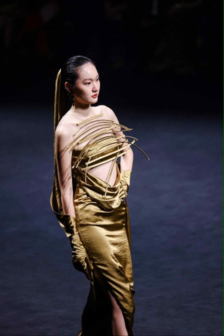 Hoàng Thùy dát hơn 100 lá vàng lên người, diễn vedette ở Thượng Hải - 5