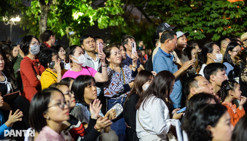 Hà Nội: Đêm nhạc Cảnh vệ Công an nhân dân - 70 mùa hoa chiến công - 4 Hà Nội: Đêm nhạc Cảnh vệ Công an nhân dân - 70 mùa hoa chiến công - 4