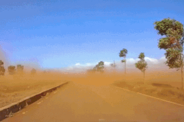 Bụi đất từ công trường "tra tấn" người dân