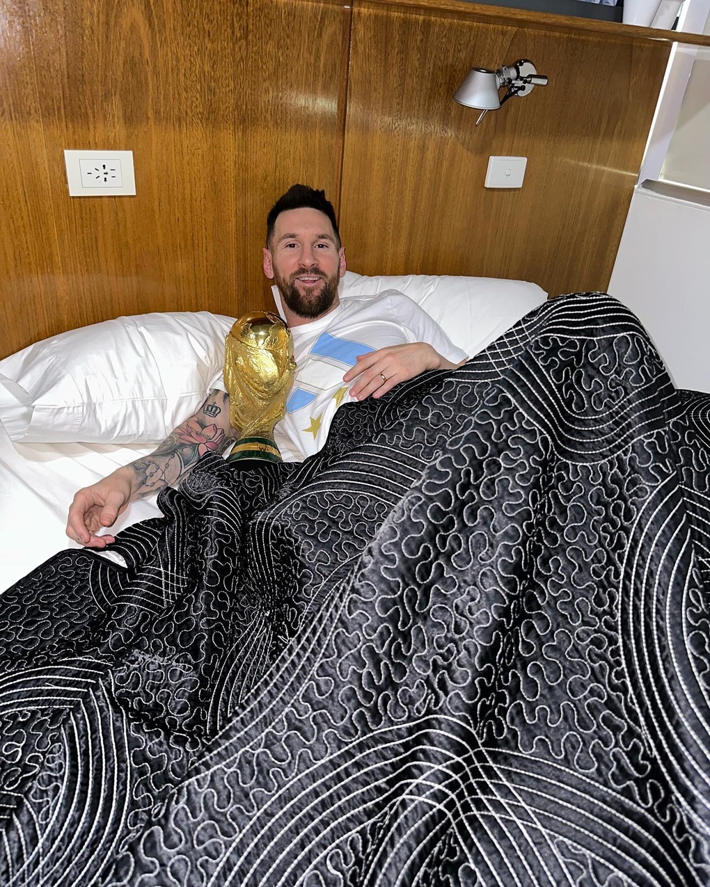 Tranh cãi gay gắt về cúp vàng World Cup trên tay Messi - 3