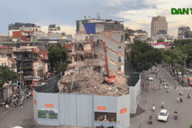 Toà nhà "Hàm cá mập" chỉ còn đống gạch vụn