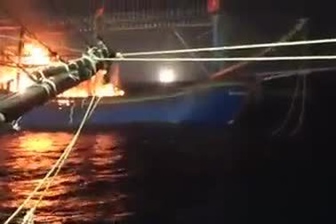 Tàu cá bốc cháy dữ dội ngoài khơi, 11 ngư dân được cứu sống an toàn.