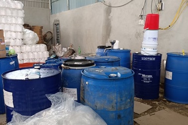 "Đột kích" kho làm giả nước tẩy rửa khối lượng lớn