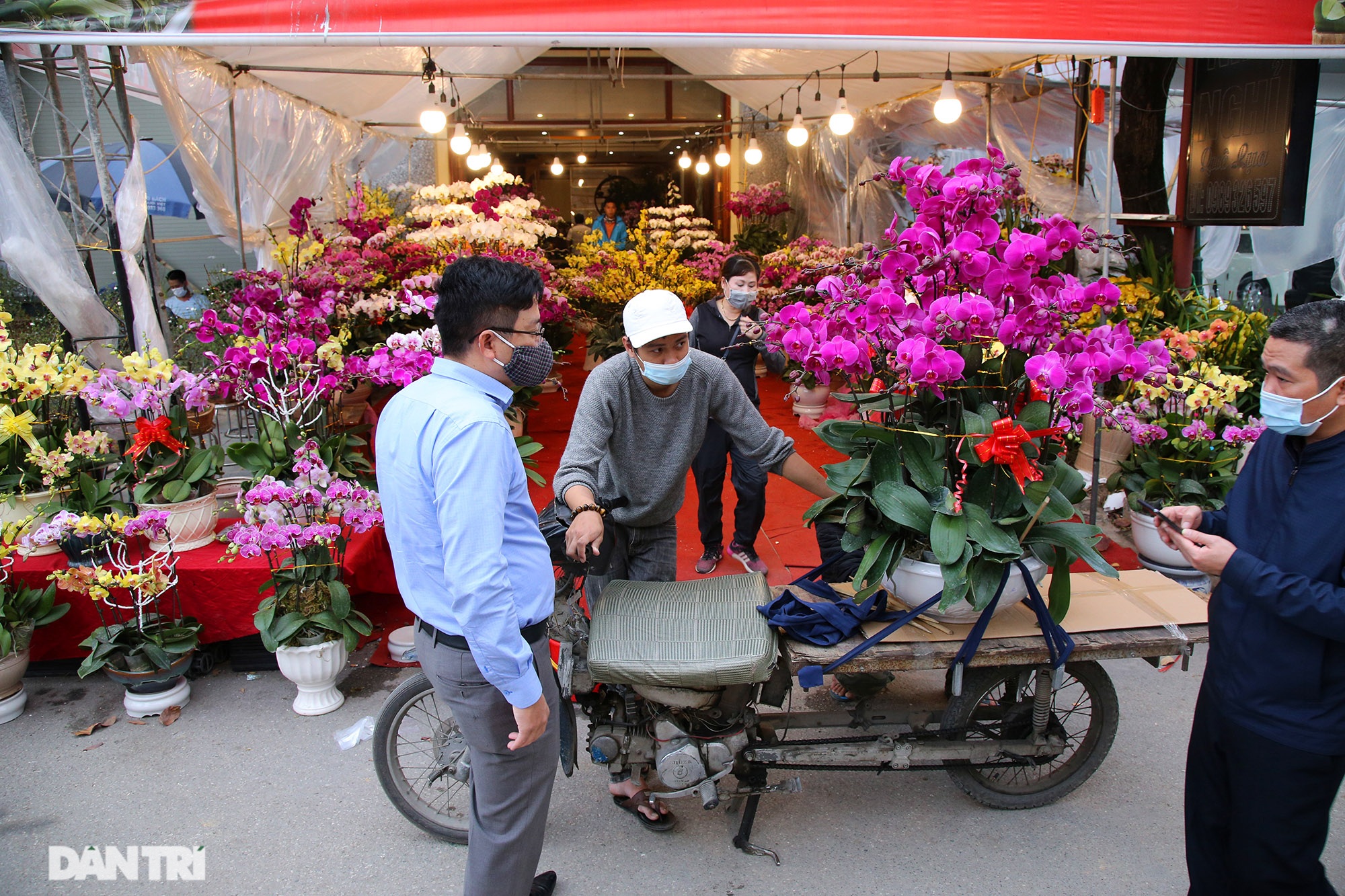 Bắt buộc đeo khẩu trang khi vào chợ sắm Tết - 3 Bắt buộc đeo khẩu trang khi vào chợ sắm Tết - 3