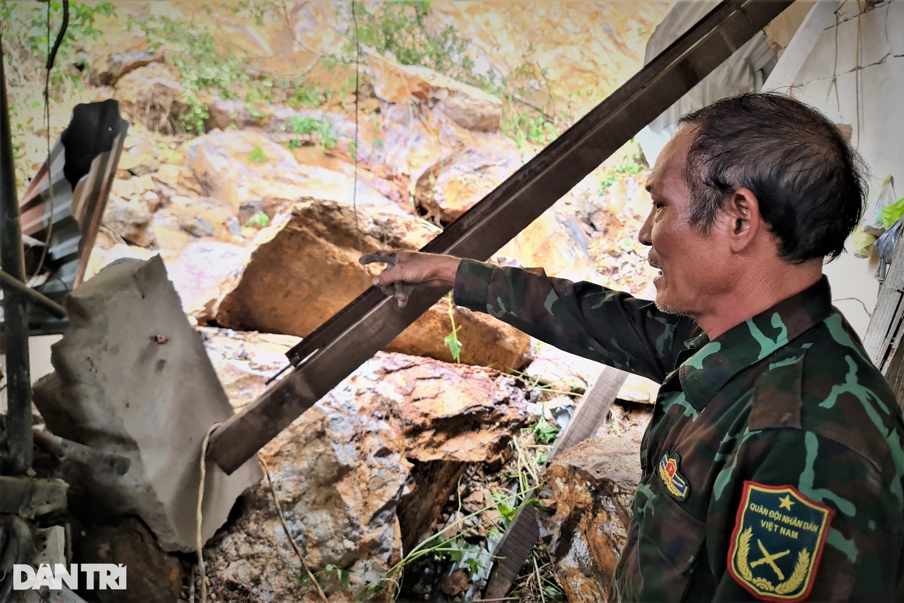 Đất đá dội xuống như bom ngay trung tâm thành phố Vinh - 3 Đất đá dội xuống như bom ngay trung tâm thành phố Vinh - 3
