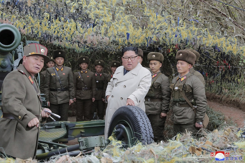 Quân nhân Triều Tiên òa khóc khi gặp ông Kim Jong-un - 1 Quân nhân Triều Tiên òa khóc khi gặp ông Kim Jong-un - 1