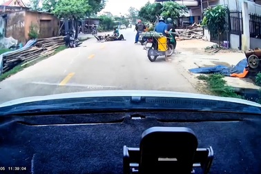 Nhóm thanh niên phóng nhanh, va vào người đi đường rồi tự gây tai nạn