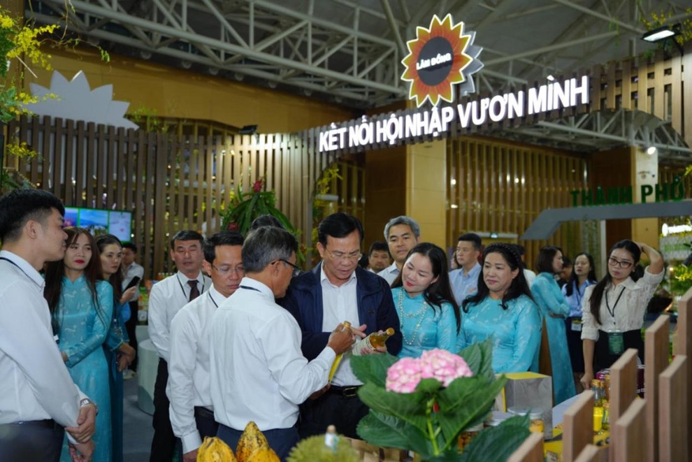 Lâm Đồng thu hút hàng nghìn khách tham quan tại Hội chợ Mùa Thu 2025 - 1 Lâm Đồng thu hút hàng nghìn khách tham quan tại Hội chợ Mùa Thu 2025 - 1