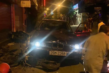 BMW lao lên vỉa hè tông trúng 5 người đang mua xôi