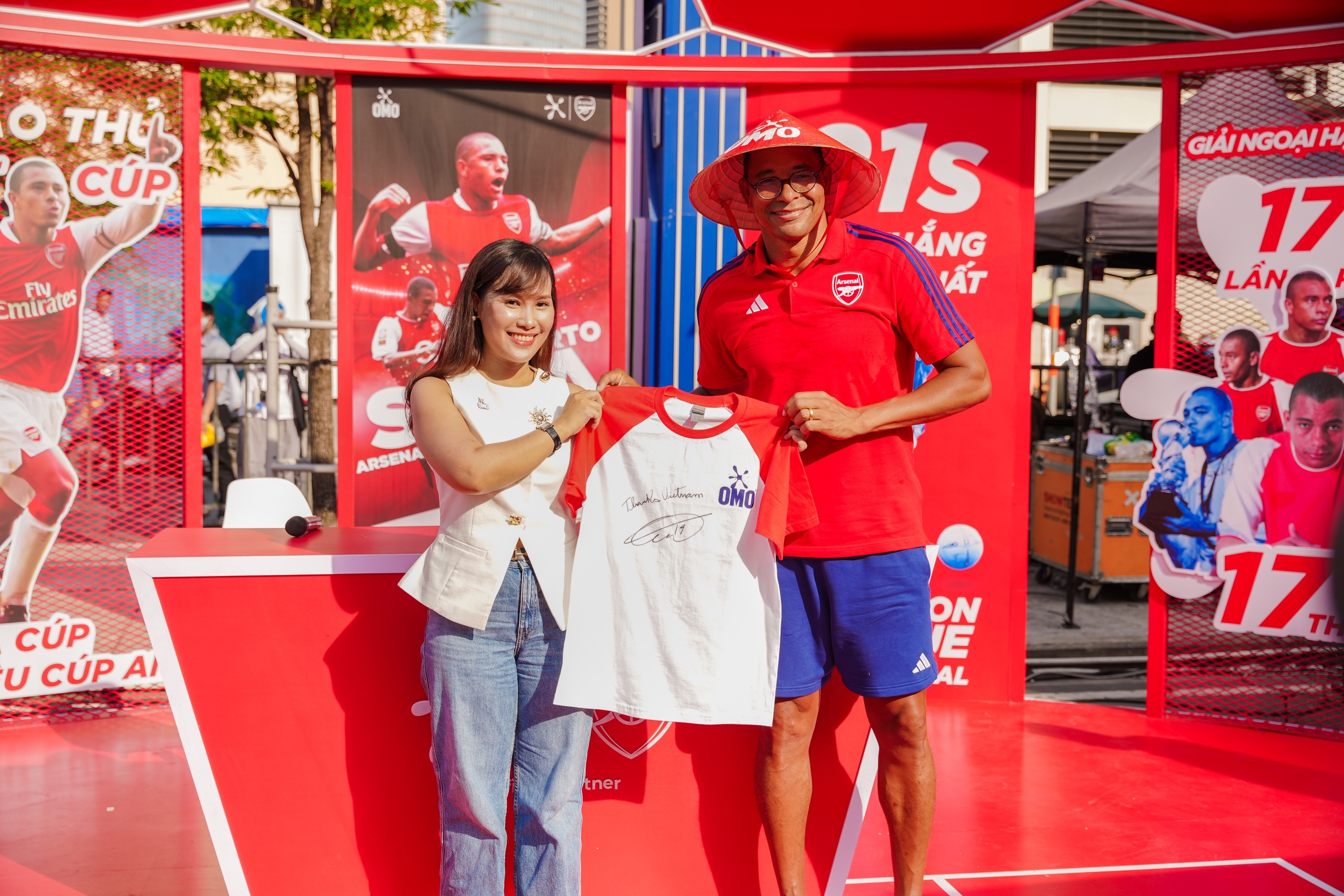 Hàng trăm người yêu bóng đá đổ về sự kiện OMO gặp huyền thoại Gilberto Silva - 2