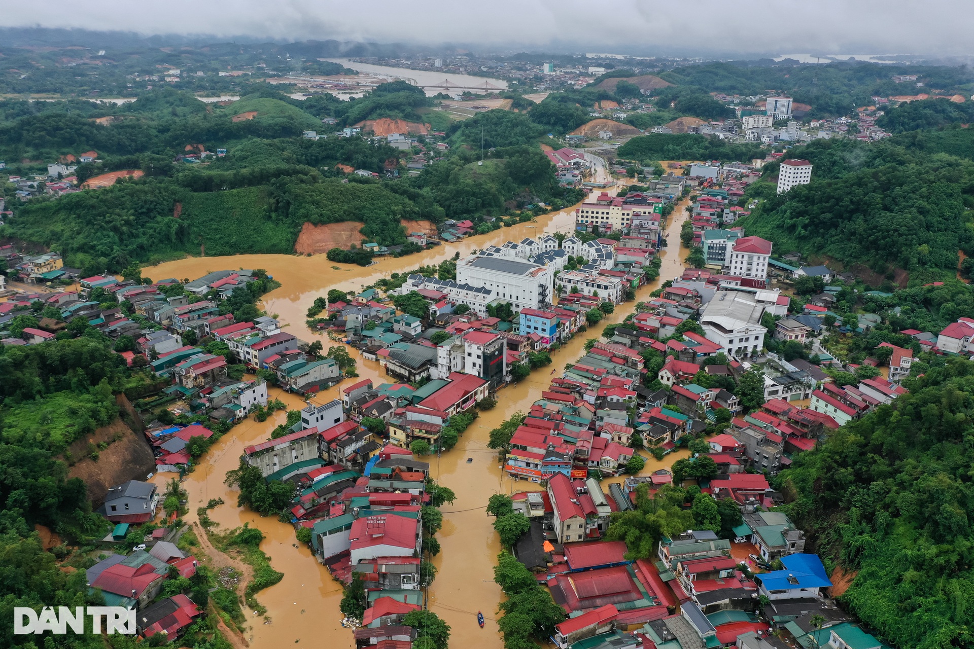 Chạy đua với thời gian cứu người già, trẻ nhỏ khỏi vùng ngập lụt ở Yên Bái - 1