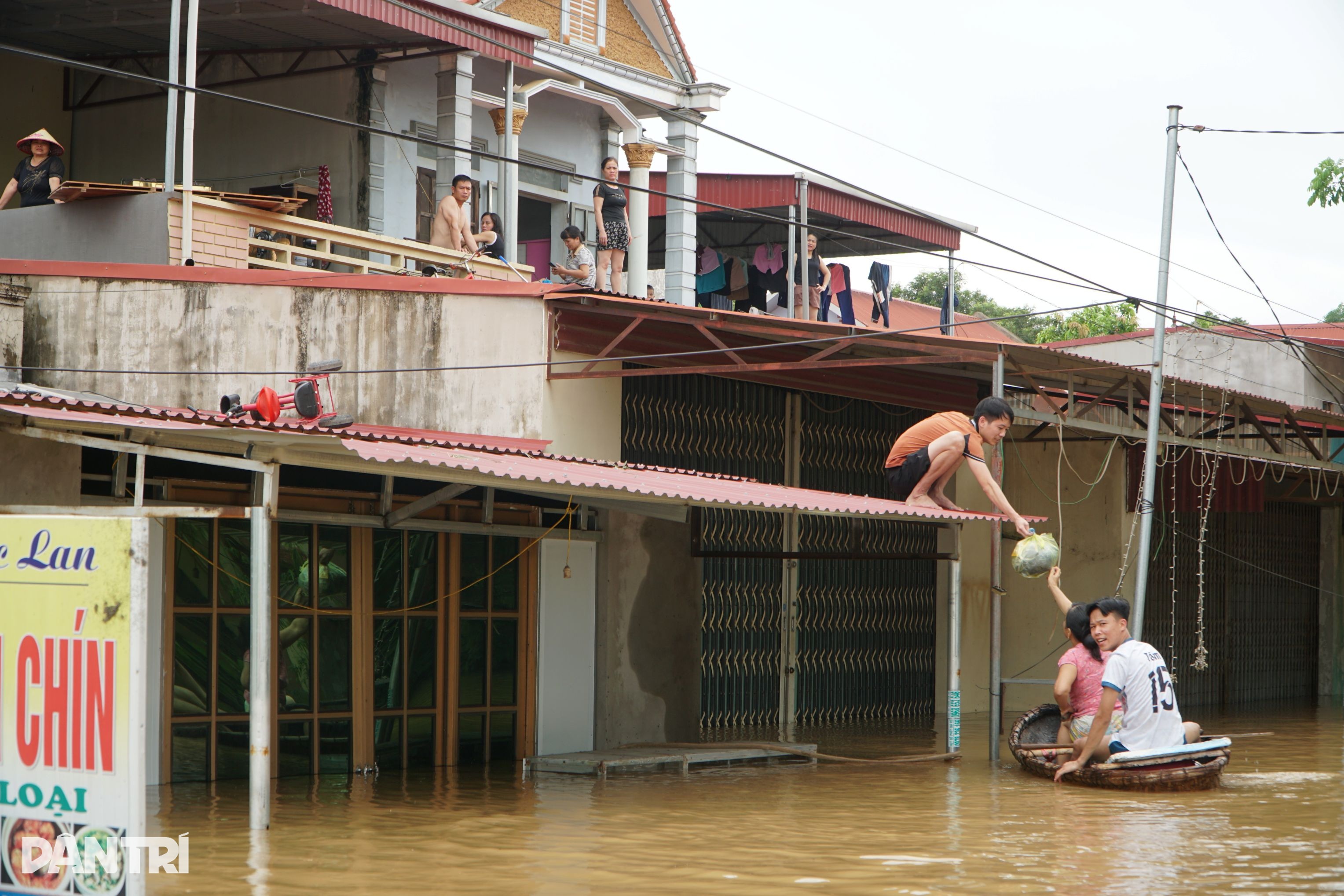 Nước tràn bờ đê, hàng nghìn hộ dân bị ngập sâu trong lũ - 7