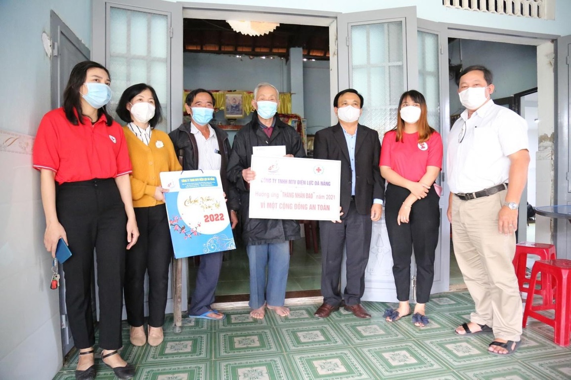 EVNCPC Đà Nẵng: Thăm, tặng quà 46 hộ khó khăn tại 5 xã của huyện Hòa Vang - 2 EVNCPC Đà Nẵng: Thăm, tặng quà 46 hộ khó khăn tại 5 xã của huyện Hòa Vang - 2
