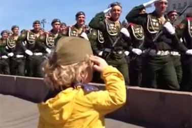 [Video] Cảm động em bé chào các đoàn duyệt binh ở Quảng trường Đỏ