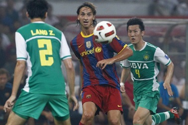 Ibra lập công, Barcelona đại thắng Beijing Guoan