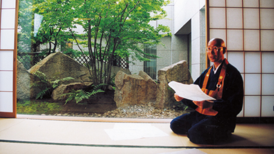 Đôi vợ chồng người Mỹ mua đất, làm nhà sống ẩn cư giữa rừng cây ở Nhật Bản - 1