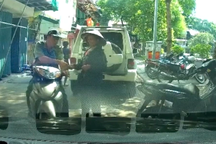 Người nhận vật giống tiền từ người bán hàng rong là cán bộ tự quản