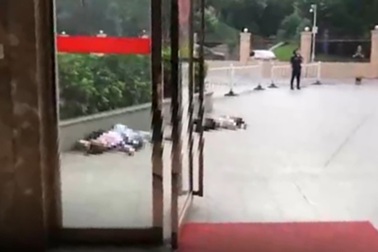 Đang gọi điện thoại, cô gái “bất tỉnh nhân sự” vì bị người nhảy lầu rơi trúng!