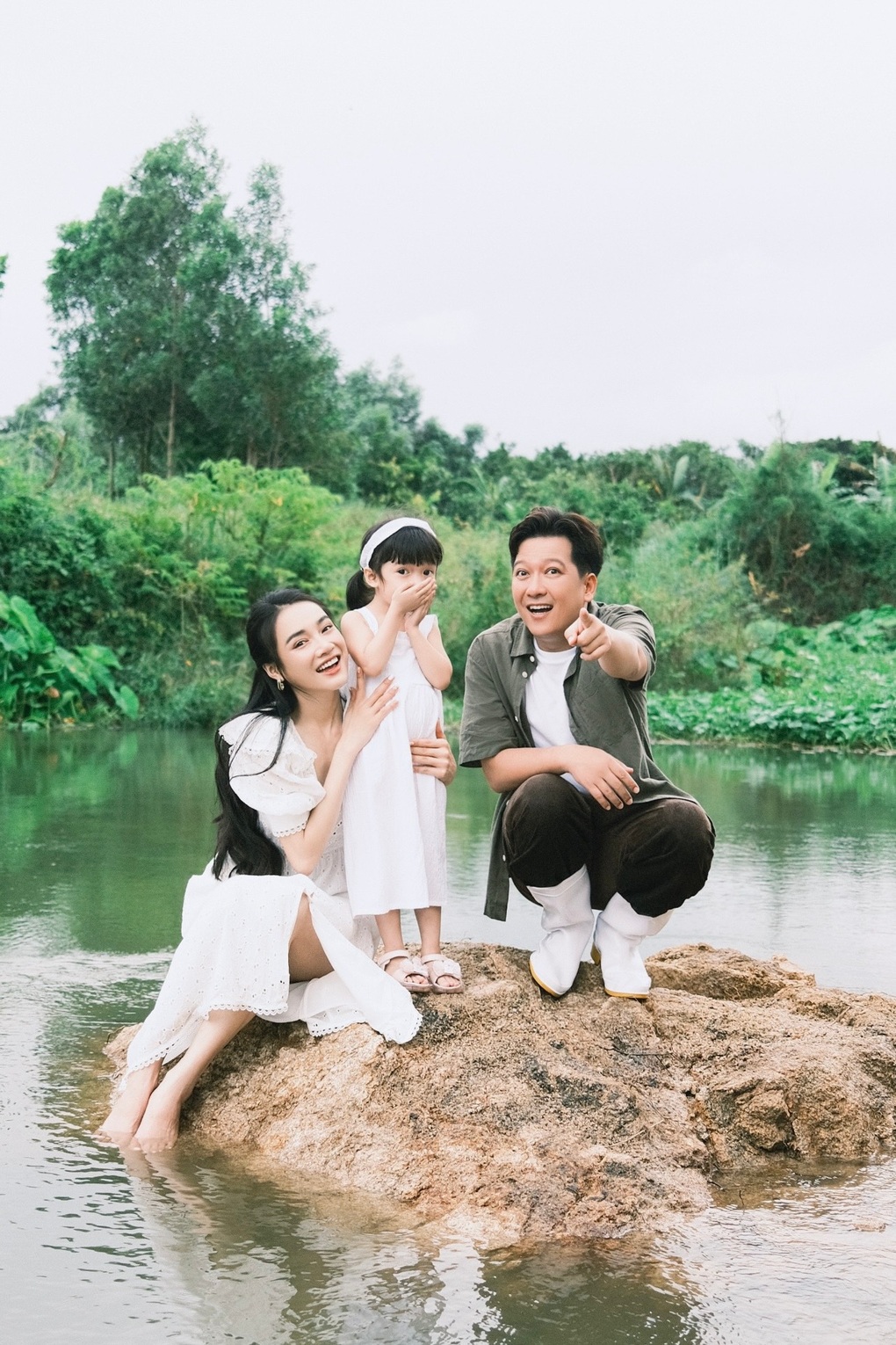Trường Giang, Nhã Phương lần đầu công khai ảnh con gái - 5 Trường Giang, Nhã Phương lần đầu công khai ảnh con gái - 5