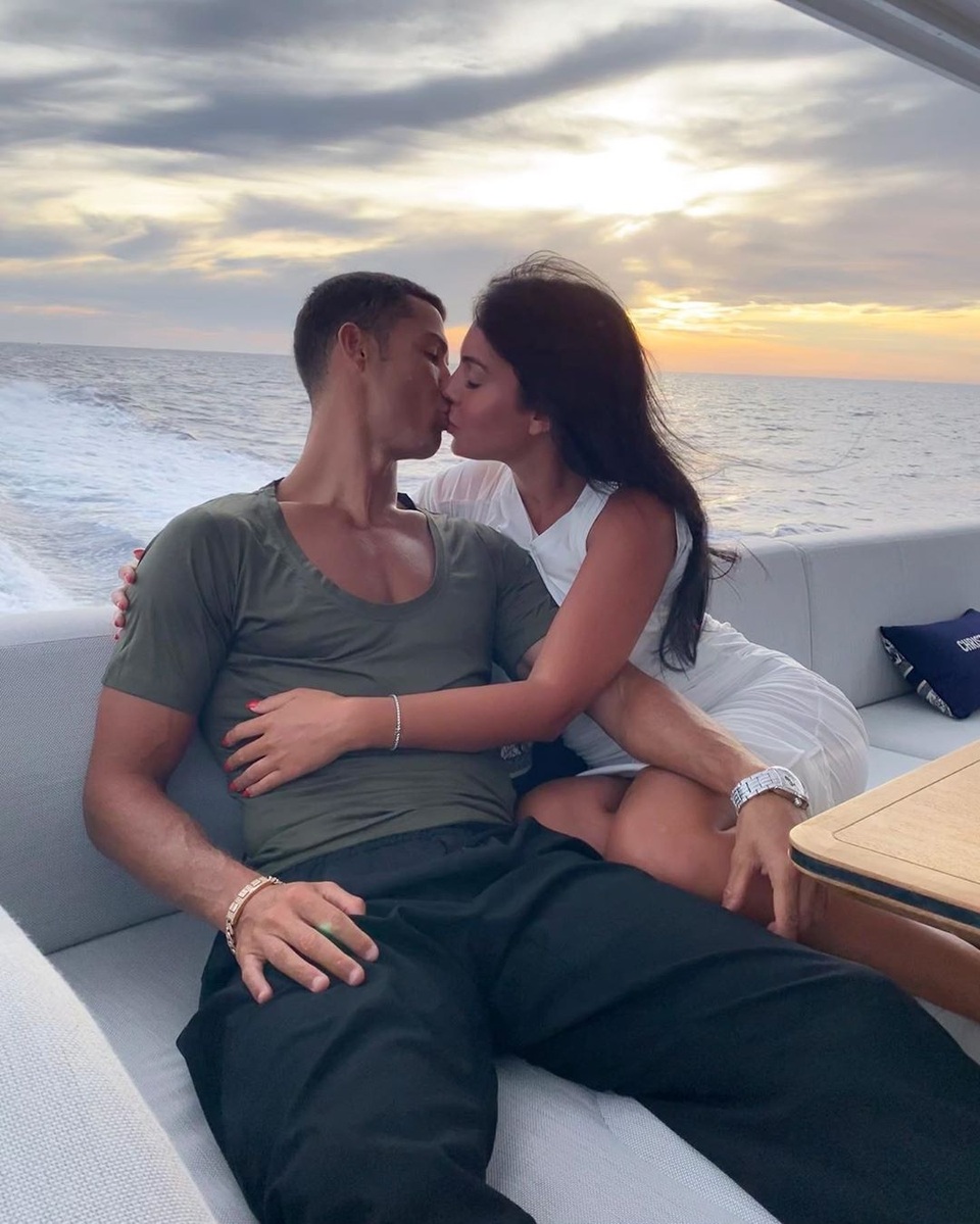 Bạn gái C.Ronaldo diện bikini khoe dáng gợi cảm trên du thuyền - 3 Bạn gái C.Ronaldo diện bikini khoe dáng gợi cảm trên du thuyền - 3