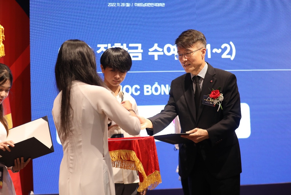 LG cùng Hiệp hội Doanh nghiệp Hàn Quốc trao học bổng cho sinh viên tài năng - 1 LG cùng Hiệp hội Doanh nghiệp Hàn Quốc trao học bổng cho sinh viên tài năng - 1