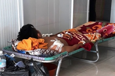 Can ngăn bạn gái bị trai ghẹo, thanh niên “ăn” 7 nhát dao