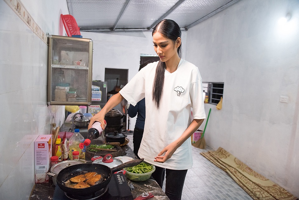 Hoàng Thùy về thăm quê nhà trước khi lên đường dự thi hoa hậu hoàn vũ - 20 Hoàng Thùy về thăm quê nhà trước khi lên đường dự thi hoa hậu hoàn vũ - 20