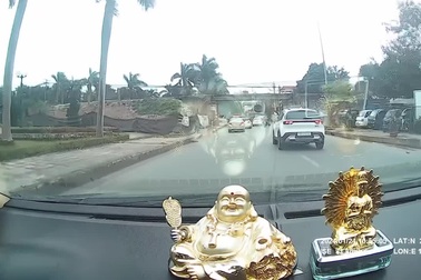 Nam sinh phóng xe máy lạng lách, quẹt gãy gương ô tô cùng chiều