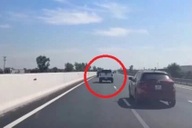 Tài xế xe bán tải luồn lách trên cao tốc bị phạt 5 triệu đồng