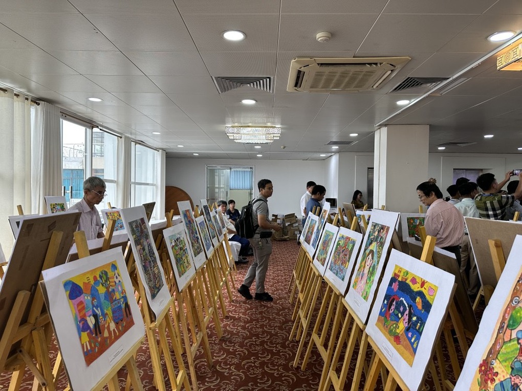 Hoa hậu Nguyễn Thanh Hà đồng hành cùng cuộc thi vẽ tranh vì môi trường - 2 Hoa hậu Nguyễn Thanh Hà đồng hành cùng cuộc thi vẽ tranh vì môi trường - 2