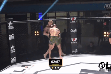 Sử dụng tuyệt chiêu không hạ được đối thủ, võ sĩ nhận cái kết đắng