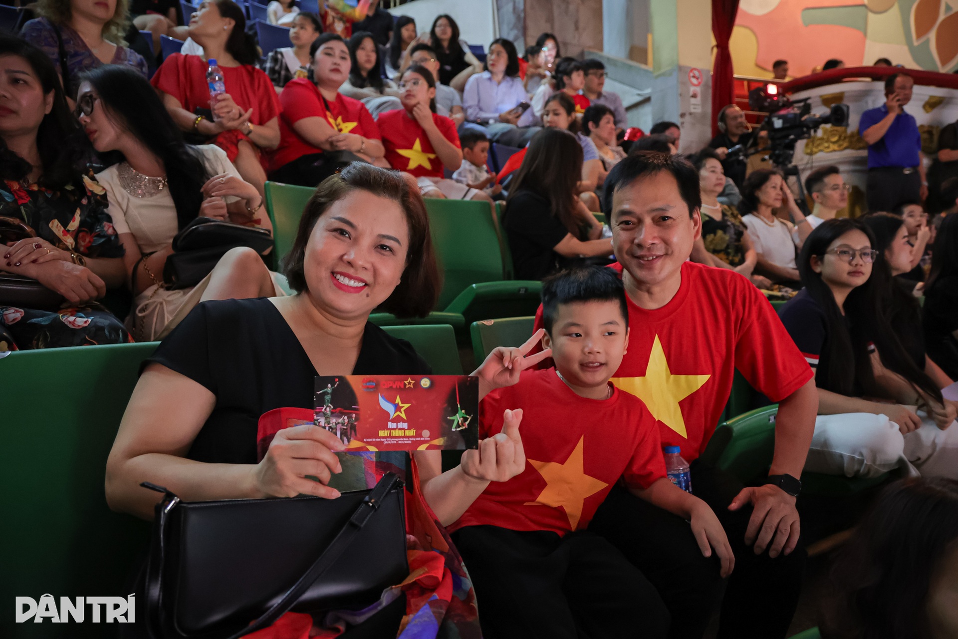 Khán giả mặc áo cờ đỏ sao vàng, cổ vũ xiếc Non sông ngày thống nhất - 2