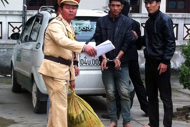 CSGT Nghệ An liên tiếp bắt 3 vụ buôn lậu pháo