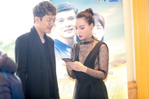 Minh Hà tình cảm bên Chí Nhân trong buổi ra mắt phim mới
