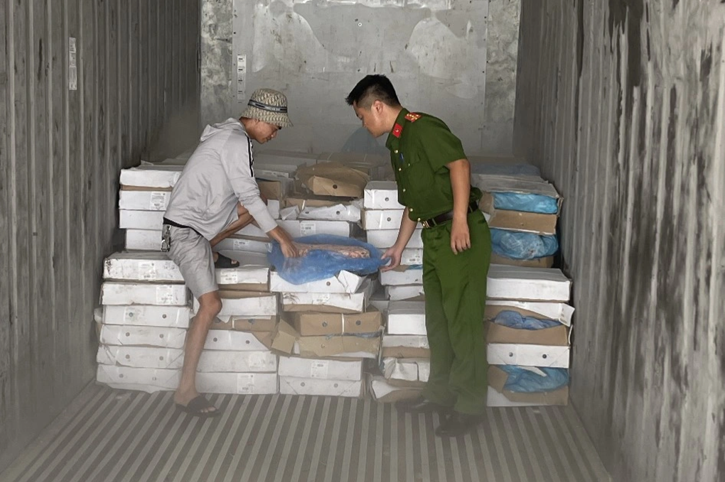 Gần 3,3 tấn chân gà hôi thối tập kết trên vỉa hè - 1 Gần 3,3 tấn chân gà hôi thối tập kết trên vỉa hè - 1