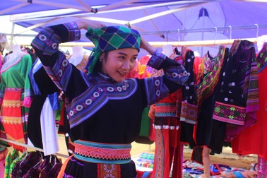 Thưởng thức thắng cố, mèn mén tại chợ phiên người Mông độc đáo ở Đắk Nông