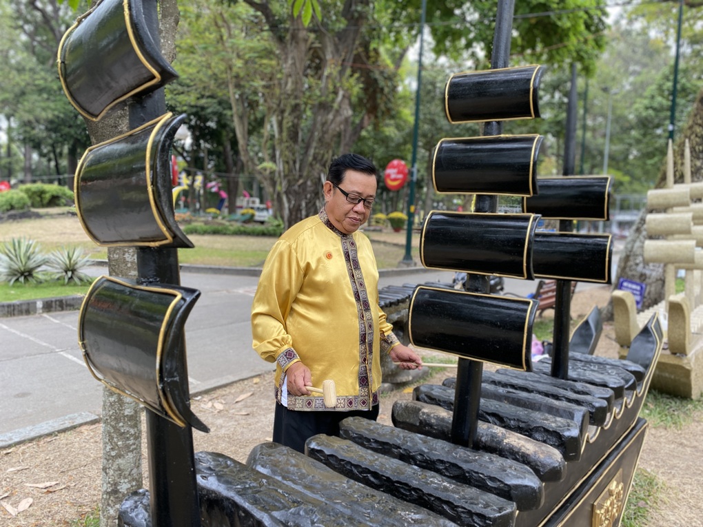 Bộ đàn đá làm từ đá núi lửa lần đầu tiên được chế tác tại Việt Nam - 2 Bộ đàn đá làm từ đá núi lửa lần đầu tiên được chế tác tại Việt Nam - 2